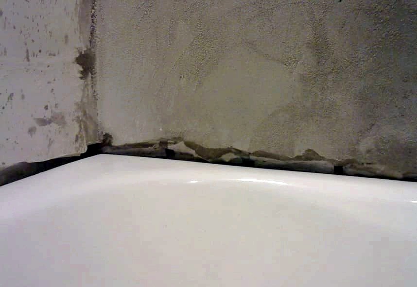 Cómo sellar el espacio entre el baño y la pared