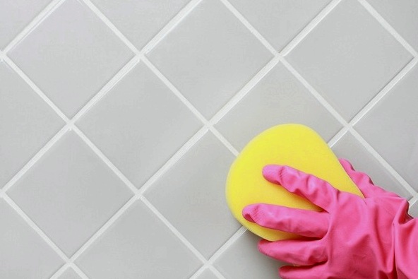 Cómo limpiar las costuras de los azulejos del baño