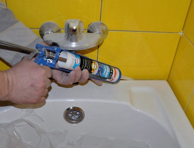 Cómo y cómo sellar las costuras entre los azulejos del baño