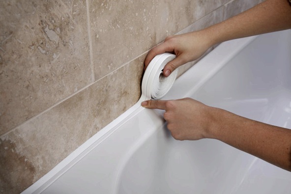 Cómo y cómo sellar las costuras entre los azulejos del baño