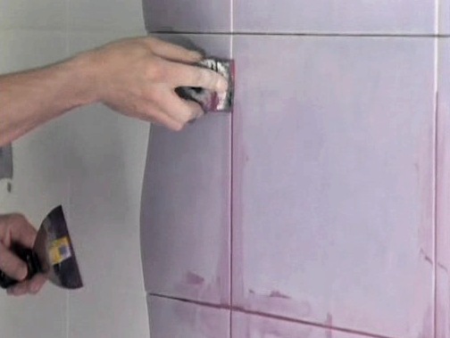 Consejos prácticos sobre cómo pegar baldosas en la pared del baño