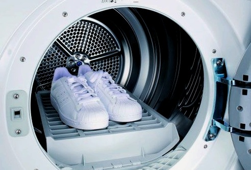 Los matices de lavar zapatillas en la lavadora.