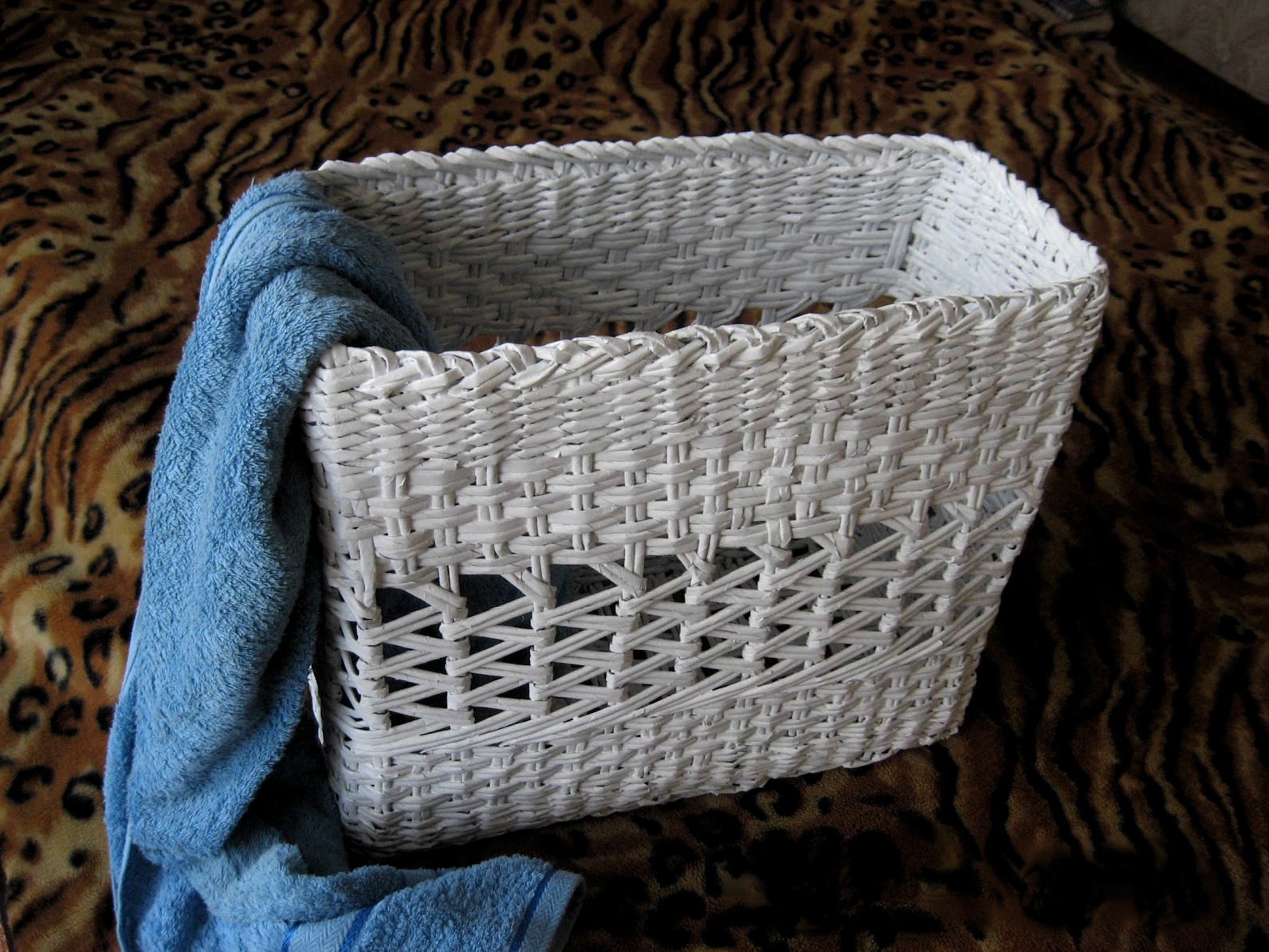 Cómo hacer una canasta de lavandería con pajitas de periódico, consejos de expertos