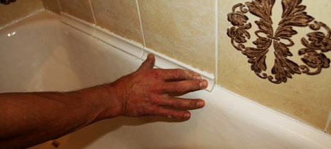 Cómo sellar la junta entre el baño y la pared