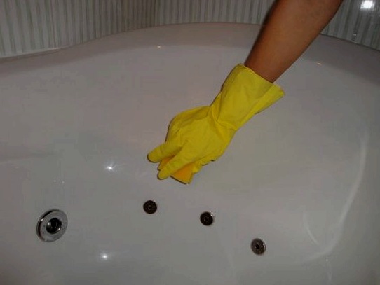 Cómo pulir un baño de acrílico con las manos