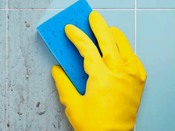 Cómo limpiar la placa de los azulejos del baño
