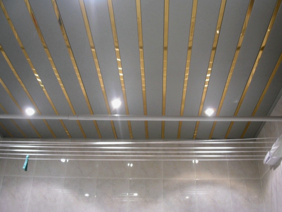 Cómo instalar paneles de PVC en el techo, procedimiento de trabajo