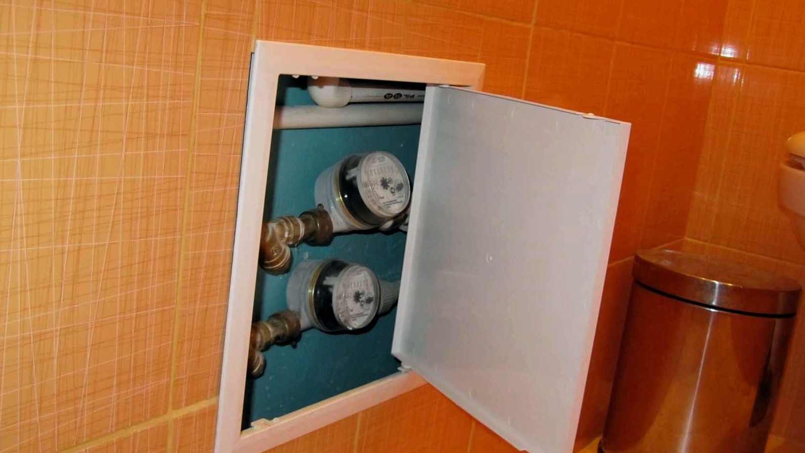 Instalación del medidor de tubería de baño
