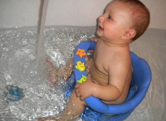 Cómo elegir un asiento de baño para bañar al bebé