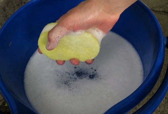 Cómo limpiar paneles de plástico en un baño