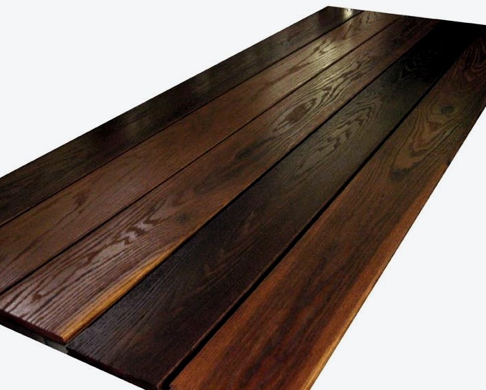 ¿Qué es mejor colocar en el piso de madera del baño?