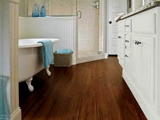 ¿Qué es mejor colocar en el piso de madera del baño?