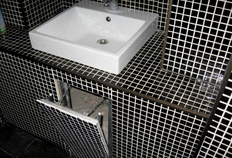 ¿Cuáles son las alcantarillas con azulejos del baño, sus características?