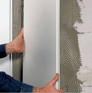 Revestimiento de paredes de baños con paneles de plástico: desde el torneado hasta la instalación