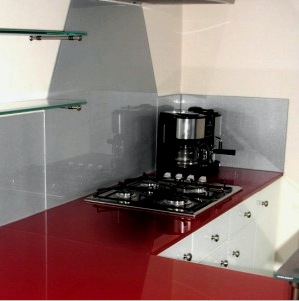 Vidrio versus azulejos en el diseño de un delantal de cocina.