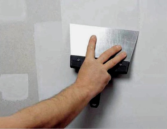 ¿Es siempre necesario imprimar y masillar las paredes antes de pegar el papel pintado?