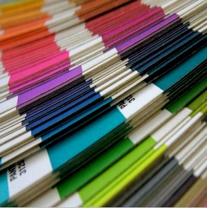La elección del papel tapiz en el dormitorio: colores y texturas para una relajación completa.