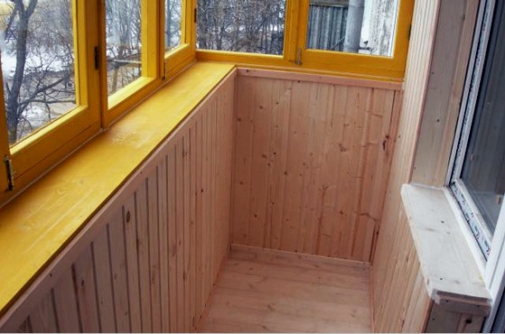 Revestimiento interno de un balcón con tablillas: un trabajo gratificante