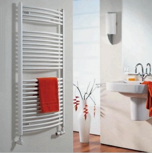 Sustitución de un toallero calefactado en el baño: conexión e instalación.
