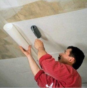 Pegar papel tapiz en el techo: el orden de trabajo y las instrucciones en video.