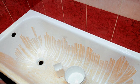 Restaurar el esmalte de baño usted mismo: ¿acrílico o epoxi?
