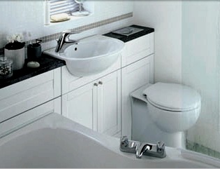 Reparación de una bañera combinada con un inodoro: escenarios, matices, diseño, materiales.