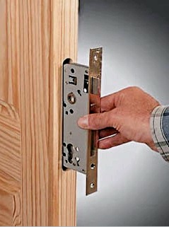 Inserción de una cerradura en una puerta interior: mecanismos y tipos, procedimiento de instalación, herramientas y matices.