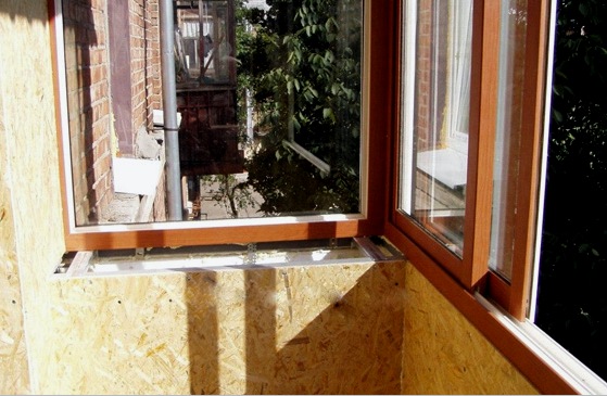 Revestimiento interno de un balcón con tablillas: un trabajo gratificante