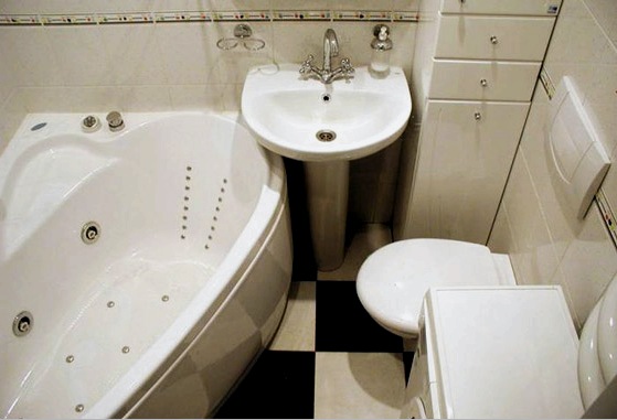 Reparación de una bañera combinada con un inodoro: escenarios, matices, diseño, materiales.