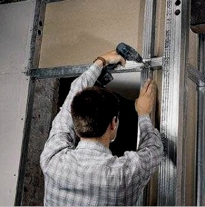 Nivelación en seco de paredes con placas de yeso: con la instalación del perfil y pegado.