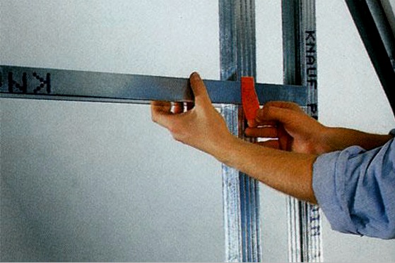 Nivelación en seco de paredes con placas de yeso: con la instalación del perfil y pegado.