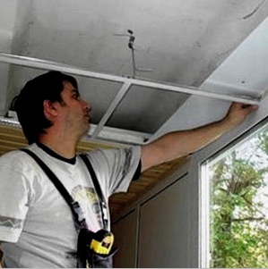 Falso techo de PVC: marcado, marco, instalación de paneles